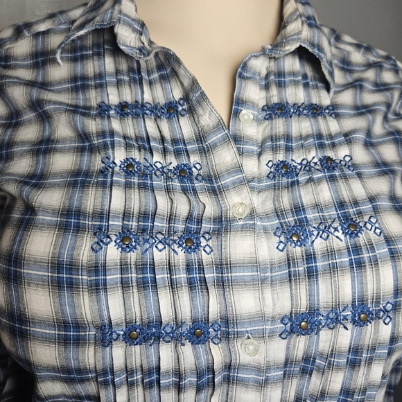 Gloria Vanderbilt Blue and White 3/4 Sleeve Button Down Shirt - Picture 2 of 7